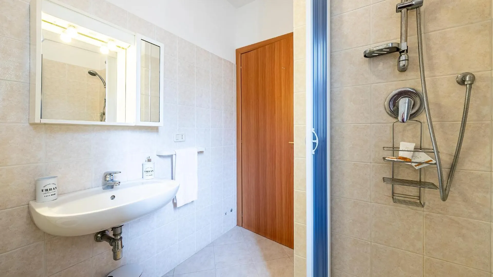 Apartment Casgian - 100 Mt From The Beach, House With Garden And Air Conditioning Marina di Grosseto Italy